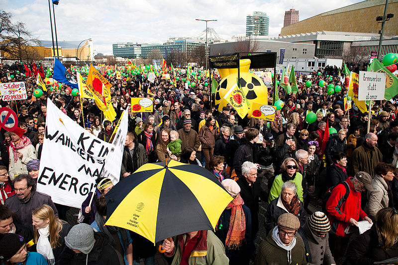 800px-Anti-Atomkraft-Demonstration_Berlin_2011-03-26_(2)