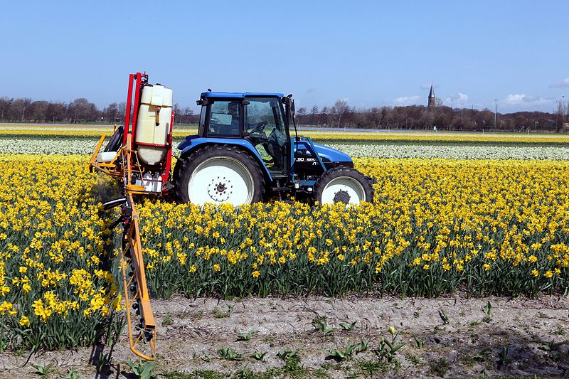 800px-New_Holland_TL_90_and_field_sprayer_1